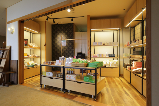 【おみやげ処】もみじの天ぷらをはじめ箕面の名産品を取り揃えています。旅の思い出に是非お立ち寄りくださいませ。