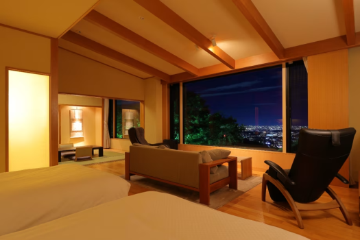 展望風呂付特別室「花水木」約20帖のリビング/ベッドルーム。夜には瞬く絶景を大切な方と一緒に♪