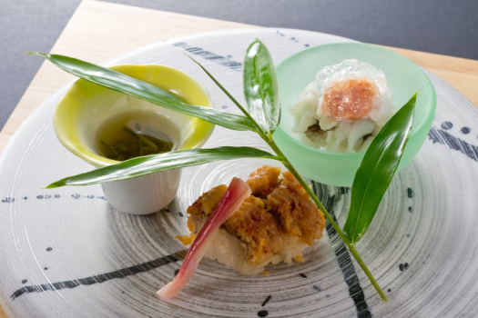 鱧すき鍋会席（前菜）　鱧寿司・鱧落とし・順才
