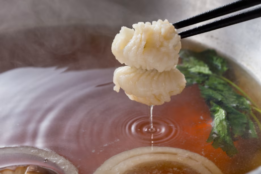 昆布と鰹から丁寧に煮出した当館特製のお出汁が染み渡ります！