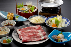 《国産牛しゃぶしゃぶ》
国産の牛ロース肉を昆布出汁にさっと通して特製のゴマだれ又はかつお出汁のきいたスダチポンズでお召し上がりいただきます。
前菜・お造り・甘味付きのコースです。 《国産牛しゃぶしゃぶ》
国産の牛ロース肉を昆布出汁にさっと通して特製のゴマだれ又はかつお出汁のきいたスダチポンズでお召し上がりいただきます。
前菜・お造り・甘味付きのコースです。