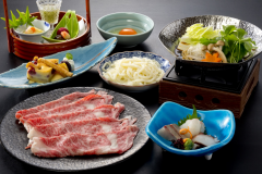 《特選黒毛和牛すき鍋》
前菜・お造り・甘味付きのコース。
黒毛和牛の上質な甘みを特製の割り下ですき焼き風のお味でご堪能ください。 《特選黒毛和牛すき鍋》
前菜・お造り・甘味付きのコース。
黒毛和牛の上質な甘みを特製の割り下ですき焼き風のお味でご堪能ください。