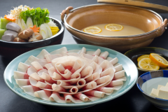 【ぼたん鍋】特製の白味噌で煮込むぼたん鍋は絶品です。 【ぼたん鍋】特製の白味噌で煮込むぼたん鍋は絶品です。