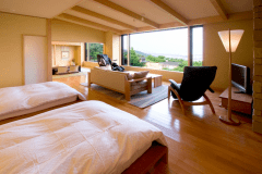 「花水木」奥には10帖の和室もあります。昼間は自然と青い空を、憩いのひとときをお過ごしください 「花水木」奥には10帖の和室もあります。昼間は自然と青い空を、憩いのひとときをお過ごしください