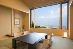 特別室「花水木」の和室。まるで絵画のような景色を切り取る大きな窓。日常から少し離れて贅沢な大人の休日をお過ごしください 特別室「花水木」の和室。まるで絵画のような景色を切り取る大きな窓。日常から少し離れて贅沢な大人の休日をお過ごしください