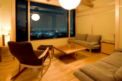 特別室「山椿」のリビング。木のぬくもりに包まれ L字型に配したソファでゆったりお寛ぎ下さいませ。 特別室「山椿」のリビング。木のぬくもりに包まれ L字型に配したソファでゆったりお寛ぎ下さいませ。