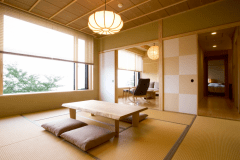 展望風呂付特別室「山椿」、和室・リビング・寝室が独立した広々設計。ソファに座りながら窓の外を眺め、贅沢な時間をお過ごし下さい。 展望風呂付特別室「山椿」、和室・リビング・寝室が独立した広々設計。ソファに座りながら窓の外を眺め、贅沢な時間をお過ごし下さい。