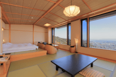 和洋室「こでまり」は開放感がありグループ旅行に最適です。 和洋室「こでまり」は開放感がありグループ旅行に最適です。