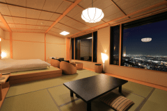 和洋室「こでまり」は一段高くなった畳にマットレスを敷いたローベッドスタイル。 和洋室「こでまり」は一段高くなった畳にマットレスを敷いたローベッドスタイル。