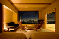 和洋室「すみれ」は北欧風のお部屋。並んだソファに腰かけてロマンチックなひとときを。 和洋室「すみれ」は北欧風のお部屋。並んだソファに腰かけてロマンチックなひとときを。