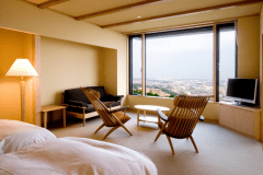 カップルやご夫婦の利用におすすめの和洋室「すみれ」。 カップルやご夫婦の利用におすすめの和洋室「すみれ」。