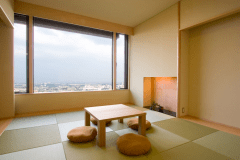 和洋室「すみれ」の和室。琉球畳と大きな窓が特徴です 和洋室「すみれ」の和室。琉球畳と大きな窓が特徴です