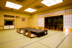 本館【和室24帖・夜】和室24帖「いちょう」は館内で一番広い客室なので、ご家族やご友人との旅行に最適♪ 本館【和室24帖・夜】和室24帖「いちょう」は館内で一番広い客室なので、ご家族やご友人との旅行に最適♪