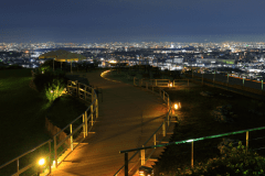 【風のテラス】
大阪の夜景を一望できるこの場所からは、都会の喧騒を忘れさせる静かなひとときをお楽しみいただけます。