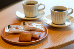 【ウェルカムスイーツ】
メープルとバターを贅沢に使用し、香ばしく焦がしたサトウカエデのフィナンシェをご用意しております。 【ウェルカムスイーツ】
メープルとバターを贅沢に使用し、香ばしく焦がしたサトウカエデのフィナンシェをご用意しております。