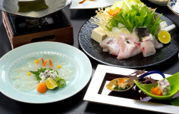 冬季限定(12月~3月)のてっちり鍋。
寒い時期にぴったりのフグ料理をお楽しみください。 冬季限定(12月~3月)のてっちり鍋。
寒い時期にぴったりのフグ料理をお楽しみください。