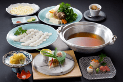 淡白ながらも奥深い旨味を持つ鱧を、当館こだわりの特製お出汁でお愉しみください