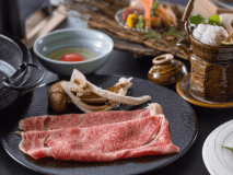 秋の味覚、松茸の豊かな香りを心ゆくまで。
焼松茸や土瓶蒸し、松茸と黒毛和牛のすき焼きなど、さまざまな味わいで楽しむ秋限定の松茸会席。 秋の味覚、松茸の豊かな香りを心ゆくまで。
焼松茸や土瓶蒸し、松茸と黒毛和牛のすき焼きなど、さまざまな味わいで楽しむ秋限定の松茸会席。