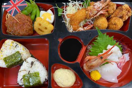 ＜お子様ランチ＞
【夕食】おにぎり２個・ハンバーグ・エビフライ・唐揚げ・コロッケ・フライドポテト・サラダ・刺身３種・デザート・りんごジュース
【朝食】ポテトサラダ・ウインナー・ミートボール・オムレツ・チキンナゲット・焼きかまぼこ・焼き魚・白御飯