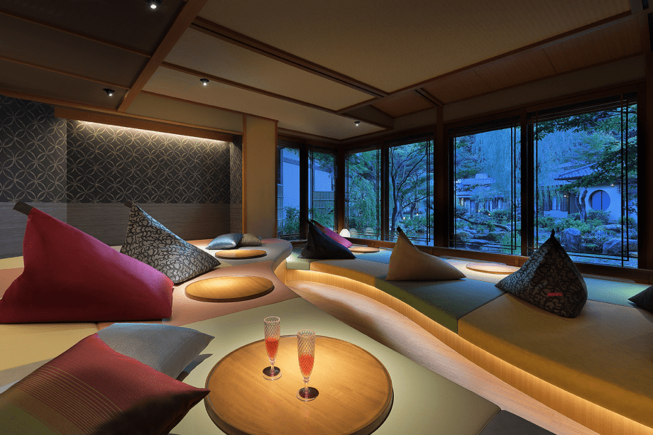 リニューアルしたラウンジ奥の小上がり席は大人気の特等席！座面が高いのでお庭の眺めも抜群です。