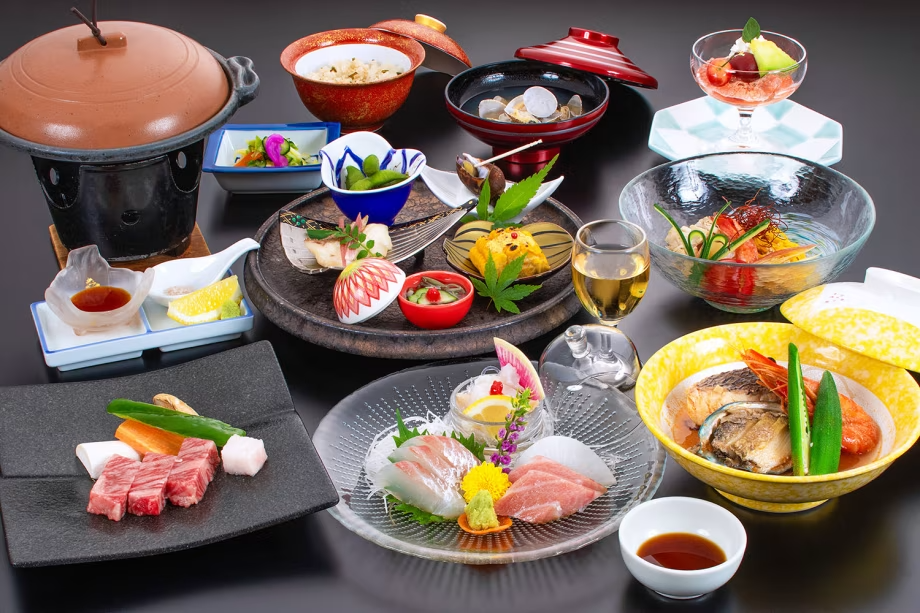 【季節の会席料理】（2025年9月末迄）
※離れ環翠荘と半露天付き和洋室は「のどぐろの塩焼き」「山形牛ステーキ」などがついた最高ランクの「たちばな会席」」をご用意いたします。