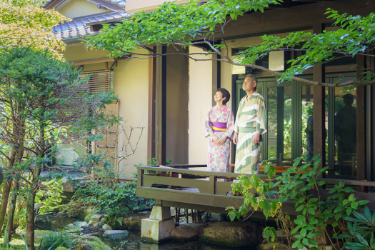 ラウンジ前の庭園では色彩豊かな日本庭園をお愉しみいただけます。