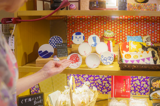 売店ご利用券1,000円贈呈！大切な日の思い出の品を「おみやげ処 花の市」で！