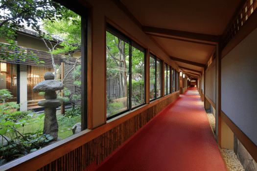 【離れ環翠荘】離れに続く廊下は日本の情緒あふれる和の空間です。