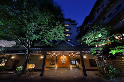 【外観夜景】たちばなやは美しい山々を望む、温海川沿いにございます。