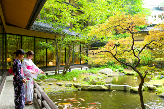 【日本庭園】庭園を包み込むように設計されており館内各所より美しい景色がご覧いただけます。