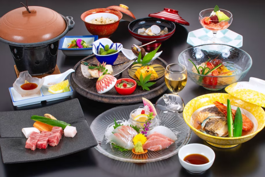 【季節の会席料理】（2025年9月末迄）
※離れ環翠荘と半露天付き和洋室は「のどぐろの塩焼き」「山形牛ステーキ」などがついた最高ランクの「たちばな会席」」をご用意いたします。