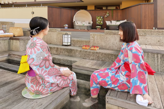 「もっけ湯」から、かじかテラスを望む
