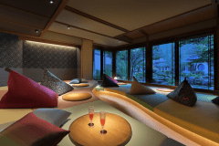 リニューアルしたラウンジ奥の小上がり席は大人気の特等席！座面が高いのでお庭の眺めも抜群です。