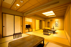 【東館デラックス】当館の中で一番新しい館。川の風景を望む客室と庭園を望む客室がございます。