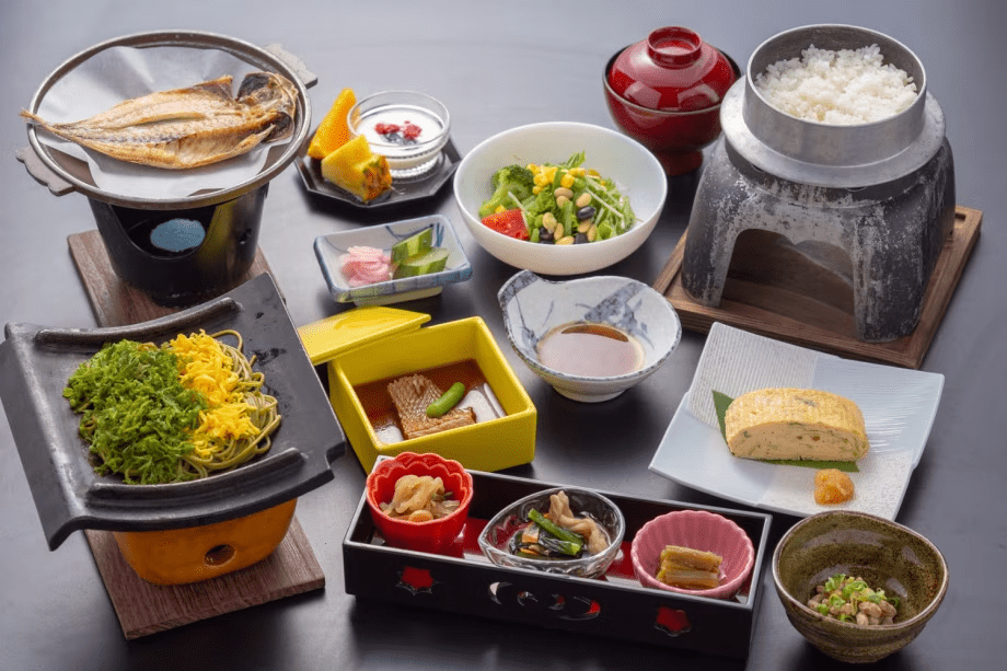 朝食一例・・ 鯵の干物、石廊館オリジナル瓦そば、関西風だし巻き卵、日替わり3種、等々を炊き立てのご飯でお召し上がり下さい。