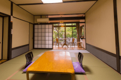 和室10畳　純和風の落ち着きのある和室です。窓の外には手入れの行き届いた庭園が。