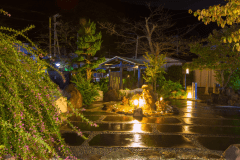 エントランス　季節により、花水木や萩の花がお出迎えしてくれます。