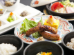 ＜朝食＞
食卓を彩る手作りの家庭料理「おばんざい」をご用意。
調理人自ら地場の農家を訪れ、「安心・安全・健康」にこだわった
蔵王源流米の白米や十穀米、蔵王産の濃厚な温泉たまごやとろろ、
出来立ての寄席豆腐など・・・
山風木ならではのおばんざいをお召し上がり下さい。