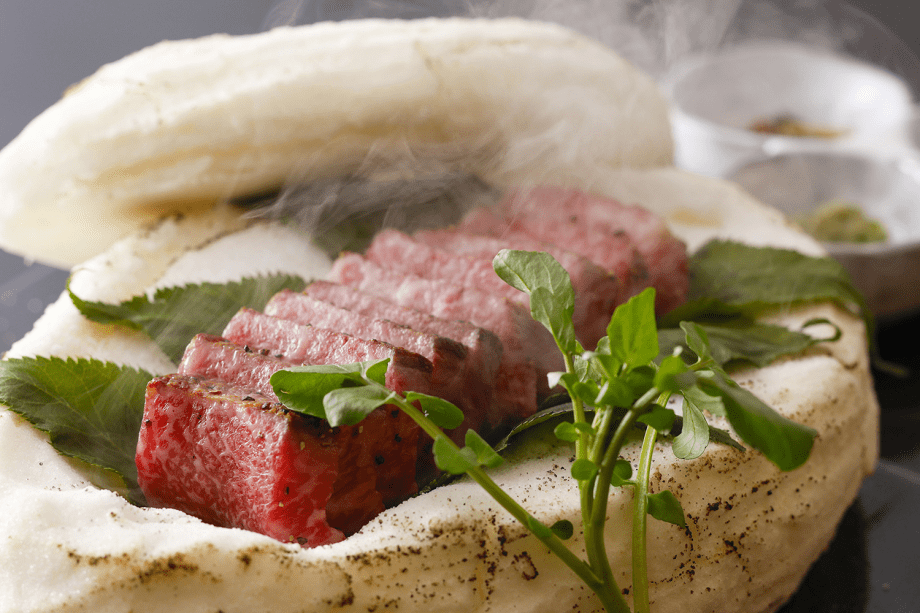 A5ランクの姫路のブランド牛「姫路和牛の塩釜焼き」