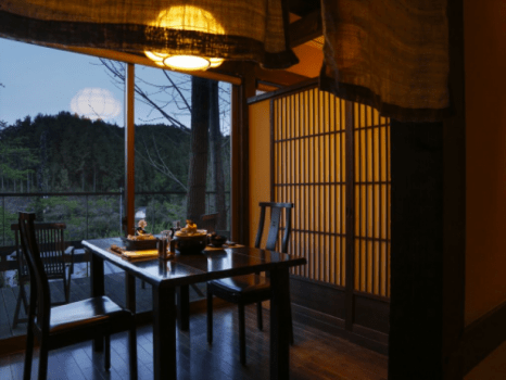 お食事のペースに合わせ、お料理は一品ずつ、いちばん良いタイミングでお出ししていきます。〈食事処 和香葉〉