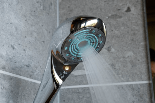 客室「うぐいす」シャワーブースには『ReFa（リファ）』のシャワーヘッドを備え付けています