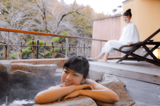 客室露天風呂（入浴イメージ）