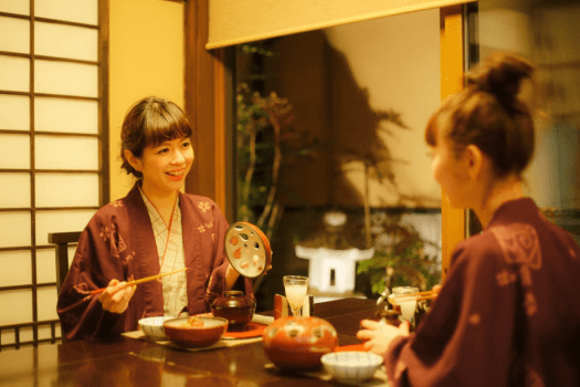 夕食朝食は専用のお食事処「和香葉」にて。季節の旬彩をごゆっくりとお召し上がりくださいませ。