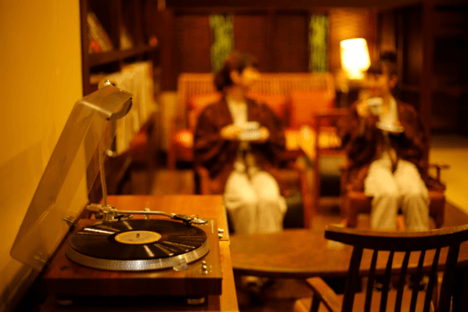 セルフラウンジ「K'ｓバー」。食前食後のちょっとしたひとときに･･･。レコードの音色に揺られゆっくりとしたお時間をお過ごしください。