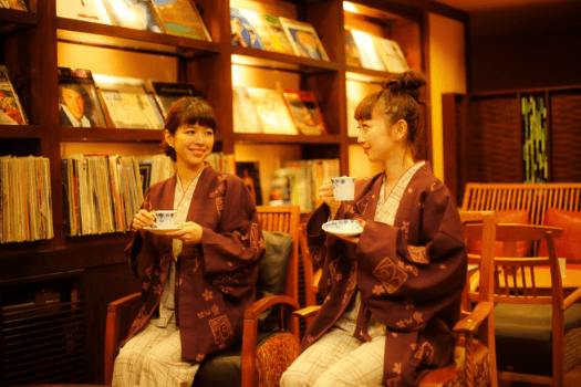 セルフラウンジ「K'ｓバー」。食前食後のちょっとしたひとときに･･･。レコードの音色に揺られゆっくりとしたお時間をお過ごしください。
