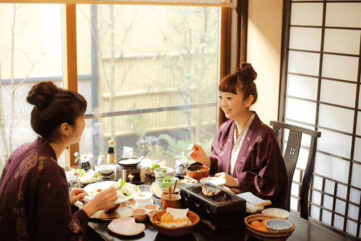 一日のはじまりに、しっかりと栄養をとることで、その日がもっと充実したものに。旅先だからこそ味わえる、ゆったりとした朝の時間とともに、当旅館自慢の朝食をぜひお楽しみください。