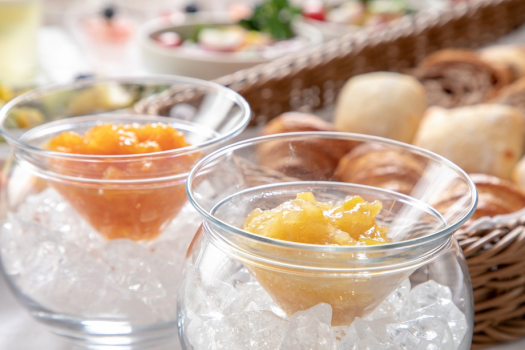 朝食（サラダバー）◇長崎県産の果物「びわ」と「ゆうこう」で作られたジャムはぜひ食べてほしい