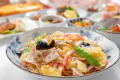 朝食（サラダバー）◇サラダバーには長崎のご当地メニュー「皿うどん」も並びます。ソースをかけて食べるのが長崎流。