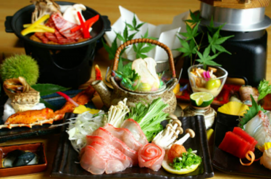 紅コース：旬の食材を使い、丹精込めたお料理をおもてなし致します。