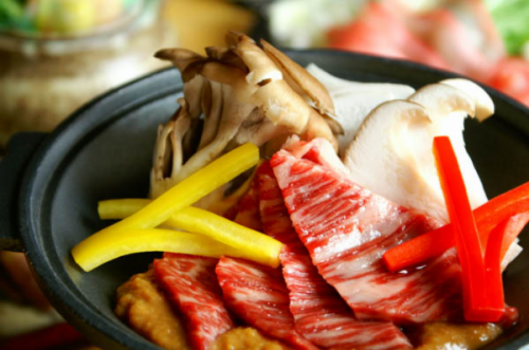 足柄牛の陶板焼き：じっくりと炒めた特性オニオンソースでお召し上がり下さい。